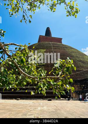 Heilige buddhistische Stupa, die hoch unter dem Himmel steht und Frieden, Erleuchtung und das spirituelle Erbe der alten Traditionen Sri Lankas symbolisiert. Stockfoto