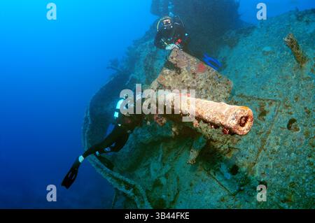 15. Oktober 2014 - Ägypten, Rotes Meer - Diver Flak auf dem Heck des Schiffbruchs '' SS Thistlegorm'' zu betrachten. Rotes Meer, Ägypten, Afrika. (Kredit-Bild: © Andrey Nekrassow/ZUMA Wire/ZUMAPRESS.com) Stockfoto