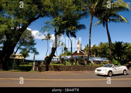Januar 2015 – Hawaii, USA – Weißer Cabriolet vor der Keawalai Congregational Church, Makena. Maui. Hawaii. Diese ländliche Kirche wurde 1832 gegründet und 1855 erbaut und befindet sich an einem ruhigen Ort am Meer. Die Mauern dieser protestantischen Kirche sind 3 Meter dick und aus Lava mit Korallen als Mörser. Die Hawaiianer pflanzten Ti-Pflanzen um die Kirche herum, die nach Brauch Schutz vor dem Bösen bieten. (Bild: © Sergi Reboredo/ZUMA Wire/ZUMAPRESS.com) Stockfoto