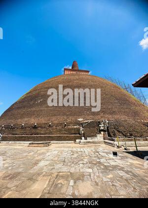 Heilige buddhistische Stupa, die hoch unter dem Himmel steht und Frieden, Erleuchtung und das spirituelle Erbe der alten Traditionen Sri Lankas symbolisiert. Stockfoto