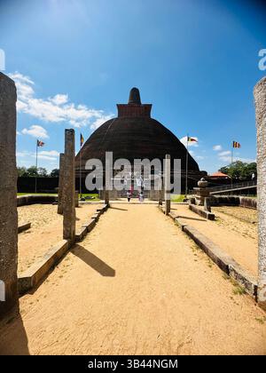 Heilige buddhistische Stupa, die hoch unter dem Himmel steht und Frieden, Erleuchtung und das spirituelle Erbe der alten Traditionen Sri Lankas symbolisiert. Stockfoto