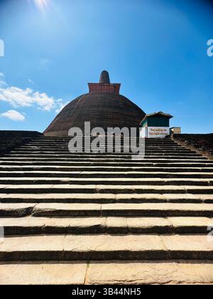 Heilige buddhistische Stupa, die hoch unter dem Himmel steht und Frieden, Erleuchtung und das spirituelle Erbe der alten Traditionen Sri Lankas symbolisiert. Stockfoto