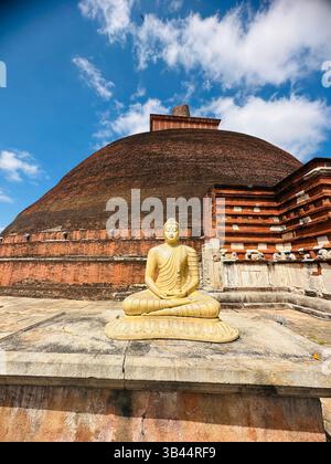 Heilige buddhistische Stupa, die hoch unter dem Himmel steht und Frieden, Erleuchtung und das spirituelle Erbe der alten Traditionen Sri Lankas symbolisiert. Stockfoto