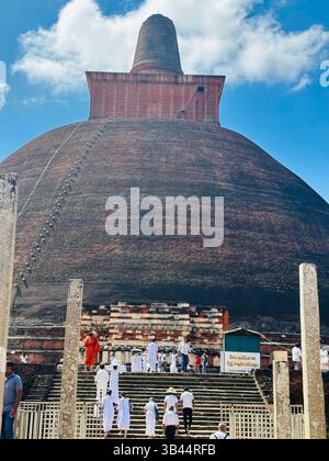 Heilige buddhistische Stupa, die hoch unter dem Himmel steht und Frieden, Erleuchtung und das spirituelle Erbe der alten Traditionen Sri Lankas symbolisiert. Stockfoto