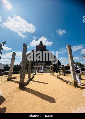 Heilige buddhistische Stupa, die hoch unter dem Himmel steht und Frieden, Erleuchtung und das spirituelle Erbe der alten Traditionen Sri Lankas symbolisiert. Stockfoto