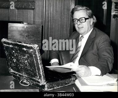 24. Februar 2012 - 19. März 1980 ChancellorÃ¢â‚¬â„¢œ Ã¢â‚¬â Box of Secrets weekÃ¢â‚¬â„¢, der Finanzminister Sir Geoffrey Howe, hat den Haushalt der nächsten mit dem letzten Schliff versehen. Heute war er in seinem Büro in der Schatzkammer mit der traditionellen Versandkiste, aber weÃ¢â‚¬â„¢muss noch etwas länger warten, um die Geheimnisse zu entdecken, die darin enthalten sind. Foto zeigt: Sir Geoffrey Howe heute im Zimmer der ChancellorÃ¢â‚¬â„¢im Schatzamt. (Bild: © Keystone Pictures USA/ZUMAPRESS.com) Stockfoto
