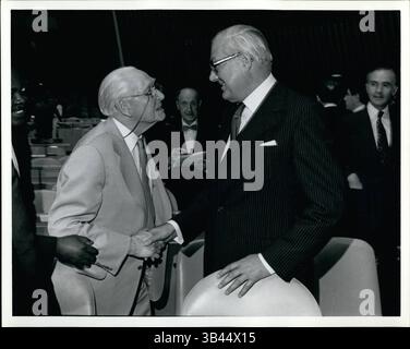 26. Februar 2012: Lord Noel-Baker, ehemaliger britischer Delegierter bei der Abrüstungskonferenz der Liga der Nationen in Genf, trifft 1936 auf den britischen Premierminister James Callaghan auf dem UN-Abrüstungstreffen. New York 2/78 (Credit Image: © Keystone Pictures USA/ZUMAPRESS.com) Stockfoto