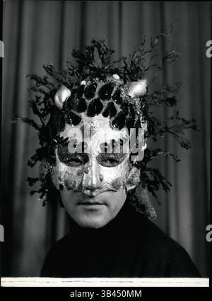 1965 - all das Geheimnis des Meeres wird in dieser Maske kombiniert nannte Mann des Meeres "und besteht aus echten Algen, Muscheln, Strandschnecken, Herzmuscheln und Austernschalen und sogar Sand diese Maske eignet sich für einen Mann, so Frau nicht erhalten sie ihre Weise in Paris. (Kredit-Bild: © Keystone Bilder USA/ZUMAPRESS.com) Stockfoto