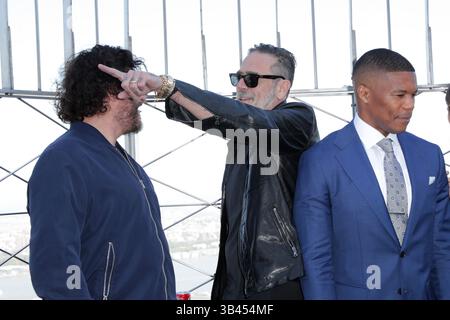 NEW YORK, NEW YORK – 29. APRIL 2025: Mitglieder von AMC’s The Walking Dead: Dead City Staffel 2 besuchen das Empire State Building in New York City, um die bevorstehende Saisonpremiere zu feiern. Die Werbeveranstaltung bot Fotogelegenheiten, Skyline-Kulissen und Fan-Engagement, als Stars der Hit-Serie das ikonische Wahrzeichen erleuchteten. Die Veranstaltung fand im Empire State Building statt und begrüßte Cast, AMC-Vertreter und ausgewählte Presse. (FOTO: Giada Papini Rampelotto/EuropaNewswire). Stockfoto