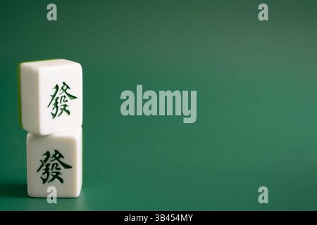 Mahjong (mah jongg, mah-jongg) ist ein Spiel, das im 19. Jahrhundert in China entwickelt wurde Stockfoto