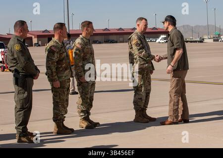 US-Verteidigungsminister Pete Hegseth begrüßt General Gregory M. Guillot, Kommandeur der US NORTHCOM und NORAD, am 25. April 2025 in Fort Bliss, Texas. Die Mitglieder des US-amerikanischen Northern Command (USNORTHCOM) wurden mit der Befugnis beauftragt und angewiesen, Sicherheitsmaßnahmen in der New Mexico National Defense Area (NMNDA) durchzuführen. Unter der Leitung von USNORTHCOM hat die Joint Task Force – Southern Border die Aufgabe, die territoriale Unversehrtheit der südlichen Grenze der Vereinigten Staaten zu gewährleisten. USNORTHCOM arbeitet mit dem Ministerium für Heimatschutz zusammen, um die US CUS zu erweitern Stockfoto