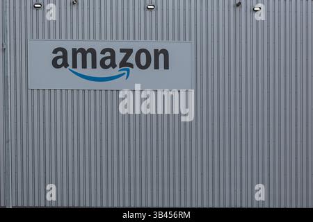 Neuwied, Deutschland - 20. Juni 2021: Amazon-Logo an der Wand eines Logistikzentrums Stockfoto