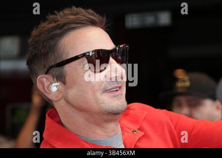 NEW YORK, NY - 29. APRIL 2025: Schauspieler Jeremy Renner nimmt an der Sondervorführung von MY NEXT BREATH Teil, einem sehr persönlichen Dokumentarfilm, der seine Genesungsreise nach einem lebensbedrohlichen Schneepflug-Unfall dokumentiert. Die Premiere fand im Gramercy Theatre statt, wo eine Mischung aus Branchengrößen, Fans und Medien entstand. Renner sprach offen über Widerstandsfähigkeit, geistige Stärke und Dankbarkeit während einer Fragerunde nach dem Screening. (FOTO: GIADA PAPINI RAMPELOTTO/EUROPANEWSWIRE). Stockfoto