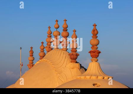 Dekorative Ornamente auf Chhatri oder Schirm auf dem Dach des historischen Nahargarh Forts in Jaipur, Indien Stockfoto