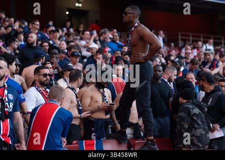 London, Großbritannien. April 2025. LONDON, ENGLAND - 29. APRIL: PSG-Fans beim Halbfinale der UEFA Champions League 2024/25 im First Leg Spiel zwischen Arsenal und Paris Saint-Germain im Arsenal Emirate Stadium am 29. April 2025 in London. Foto: Lounis Tiar/ABACAPRESS.COM Credit: Abaca Press/Alamy Live News Stockfoto