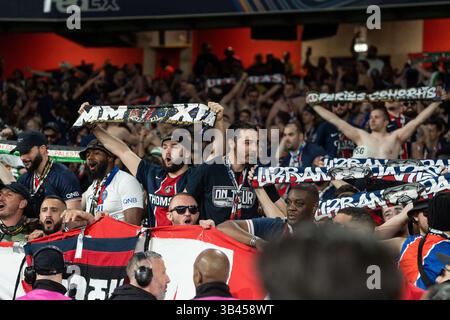London, Großbritannien. April 2025. LONDON, ENGLAND - 29. APRIL: PSG-Fans beim Halbfinale der UEFA Champions League 2024/25 im First Leg Spiel zwischen Arsenal und Paris Saint-Germain im Arsenal Emirate Stadium am 29. April 2025 in London. Foto: Lounis Tiar/ABACAPRESS.COM Credit: Abaca Press/Alamy Live News Stockfoto