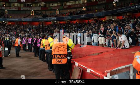 London, Großbritannien. April 2025. LONDON, ENGLAND - 29. APRIL: PSG-Fans nach dem Halbfinale der UEFA Champions League 2024/25 im First Leg Spiel zwischen Arsenal und Paris Saint-Germain im Arsenal Emirate Stadium am 29. April 2025 in London. Foto: Lounis Tiar/ABACAPRESS.COM Credit: Abaca Press/Alamy Live News Stockfoto