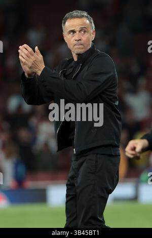 London, Royaume Univ. April 2025. PSG-Trainer Luis Enrique grüßt die Fans nach der UEFA Champions League, dem Halbfinale und dem 1. Leg-Fußballspiel zwischen Arsenal FC und Paris Saint-Germain (PSG) am 29. April 2025 im Emirates Stadium in London, England - Foto Jean Catuffe/DPPI Credit: DPPI Media/Alamy Live News Stockfoto