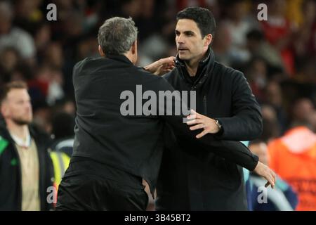 London, Royaume Univ. April 2025. PSG-Trainer Luis Enrique grüßt den Trainer von Arsenal Mikel Arteta nach der UEFA Champions League, dem Halbfinalspiel, dem 1. Leg-Fußballspiel zwischen Arsenal FC und Paris Saint-Germain (PSG) am 29. April 2025 im Emirates Stadium in London, England - Foto Jean Catuffe/DPPI Credit: DPPI Media/Alamy Live News Stockfoto