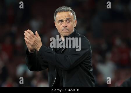 London, Royaume Univ. April 2025. PSG-Trainer Luis Enrique grüßt die Fans nach der UEFA Champions League, dem Halbfinale und dem 1. Leg-Fußballspiel zwischen Arsenal FC und Paris Saint-Germain (PSG) am 29. April 2025 im Emirates Stadium in London, England - Foto Jean Catuffe/DPPI Credit: DPPI Media/Alamy Live News Stockfoto