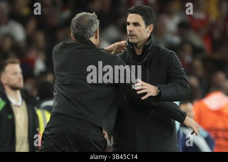 PSG-Trainer Luis Enrique begrüßt den Trainer von Arsenal Mikel Arteta nach dem 1. Legs-Spiel zwischen Arsenal FC und Paris Saint-Germain (PSG) am 29. April 2025 im Emirates Stadium in London Stockfoto