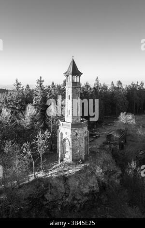 Der Stepanka Aussichtsturm steht majestätisch an einem Frühlingsmorgen in Korenov, umgeben von üppigen Bäumen. Der klare Himmel unterstreicht die historische Architektur des Turms und lädt zur Erkundung und Bewunderung ein. Stockfoto