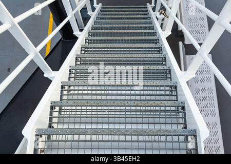 Die Stahlleiter des Schiffs mit den Handläufen nach unten. Marine Stahlleiter auf einem Schiff. Stockfoto