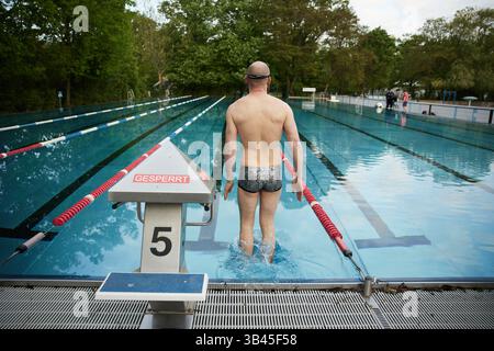 Berlin, Deutschland. April 2025 30. Ein Schwimmer springt am ersten Tag der Freibad-Saison im Prinzenbad ins Wasser. Quelle: Jörg Carstensen/dpa/Alamy Live News Stockfoto
