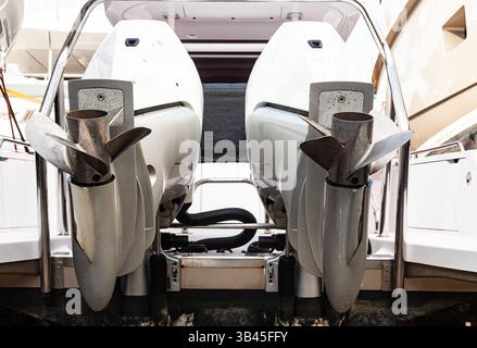 Motorpropeller für Motoryachten und Boote in Nahaufnahme. Die Motoren sind am Heck des Bootes montiert. Die Außenbordmotoren am Heck des Bootes Stockfoto