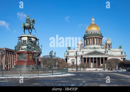 ST. PETERSBURG, RUSSLAND - 2. APRIL 2023: Blick auf den Isaak-Platz an einem Apriltag. Historisches Zentrum von Sankt Petersburg Stockfoto