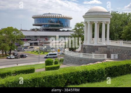WOLGOGRAD, RUSSLAND - 15. JUNI 2023: Zentraler Damm mit Blick auf die Flussstation. Wolgograd Stockfoto