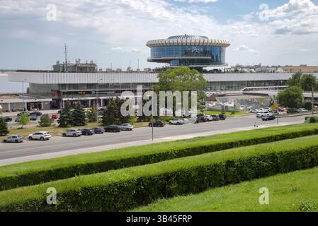 WOLGOGRAD, RUSSLAND - 15. JUNI 2023: Blick auf das Bahnhofsgebäude. Zentraldamm Wolgograd Stockfoto