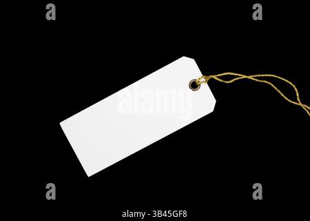 Leeres Papieretikett mit isoliertem Kabel auf schwarzem Hintergrund. Nahaufnahme eines leeren Preisetiketts isoliert. Stockfoto