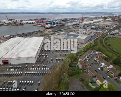 Luftaufnahme der neuen Fahrerhäuser für LKW-Fahrgestelle in Avonmouth Docks, Bristol, Großbritannien, April 2025 Stockfoto
