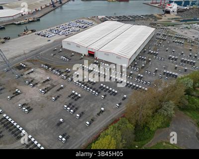 Luftaufnahme der neuen Fahrerhäuser für LKW-Fahrgestelle in Avonmouth Docks, Bristol, Großbritannien, April 2025 Stockfoto