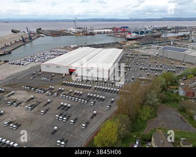 Luftaufnahme der neuen Fahrerhäuser für LKW-Fahrgestelle in Avonmouth Docks, Bristol, Großbritannien, April 2025 Stockfoto