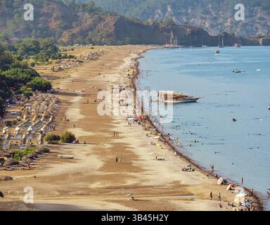 Blick aus der Vogelperspektive auf den Strand von Olympos an einem sonnigen Tag. Einer der schönsten Strände in der Türkei. Mittelmeerküste im Gebiet der Beidaglara Natio Stockfoto