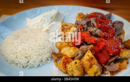Iskender Kebab ein beliebtes türkisches Lammgericht. Iskender Kebab, auch bekannt als Bursa Kebab Stockfoto