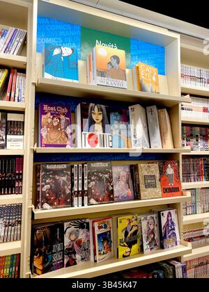 Padua, Italien - 15. April 2025: - Verschiedene japanische Comicbücher in einem italienischen Buchladen. Verschiedene Mangas zum Verkauf. Stockfoto