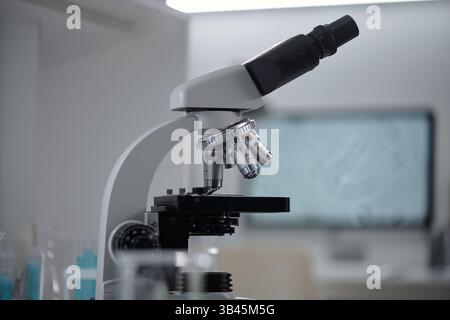 Nahaufnahme eines fortschrittlichen Mikroskops in Laborumgebungen mit Schwerpunkt auf der detaillierten Untersuchung wissenschaftlicher Proben mit schlankem Design und moderner Technologie im Forschungsbereich Stockfoto