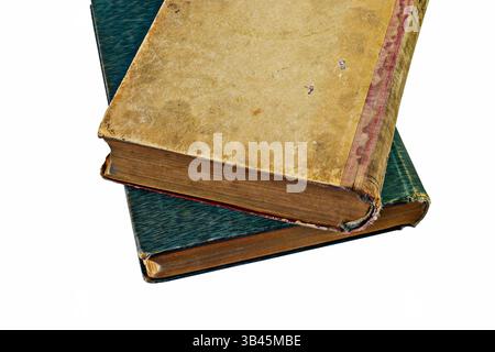 Alte Bücher isoliert auf weißem Hintergrund. Alte beschädigte Bücher stapelten sich übereinander. Stockfoto