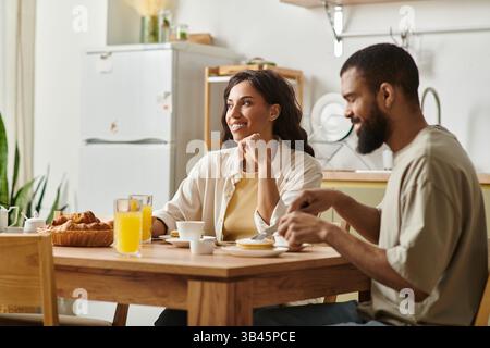 Ein liebevolles Paar teilt ein fröhliches Frühstückserlebnis zu Hause mit Liebe und Wärme. Stockfoto