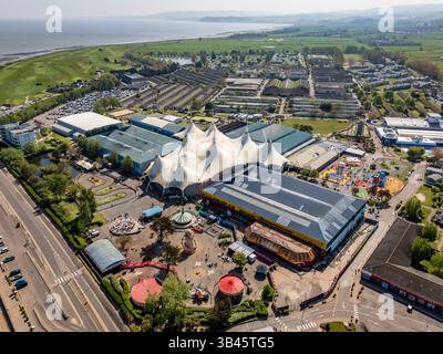 Minehead, Großbritannien. April 2025. Blick aus der Vogelperspektive auf den Ferienkomplex Butlin's in Minehead, Somerset, mit den berühmten weißen Pavillondächern und den umliegenden Freizeiteinrichtungen. Der große Badeort liegt an der Bristol-Kanalküste und ist ein beliebtes Familienziel und ein herausragendes Merkmal der lokalen Tourismuswirtschaft. Autor: Thomas Faull/Alamy Live News Stockfoto