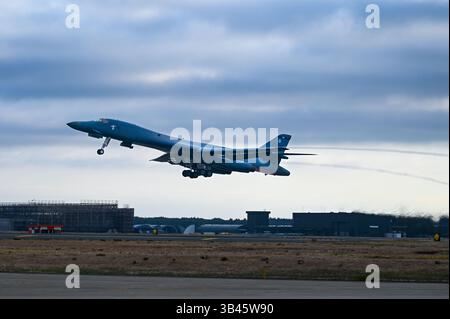 Ein B-1B Lancer startet, um eine Mission während der Bomber Task Force 25-2 auf der Misawa Air Base in Japan am 22. April 2025 zu absolvieren. BTF-Missionen bieten Opportunity Stockfoto