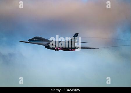 Ein B-1B Lancer startet, um eine Mission während der Bomber Task Force 25-2 auf der Misawa Air Base in Japan am 22. April 2025 zu absolvieren. BTF 25-2 ist eine Demonstration von Stockfoto