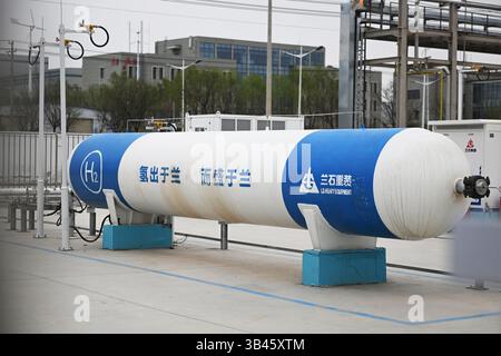 Am 21. April war das Wasserstoffspeichersystem auf der Testbasis der Lanshi Group in Lanzhou in der Provinz Gansu in Betrieb. Lanzhou, China, 28. April 2025. Die nationale Energiebehörde Chinas hielt am 28. April eine Pressekonferenz ab, um den „China Hydrogen Development Report (2025)“ vorzustellen. Der Bericht zeigt, dass Chinas jährliche Wasserstoffproduktion und -Verbrauch im Jahr 2024 über 36,5 Millionen Tonnen betrug und damit weltweit den ersten Platz einnahm. Quelle: Li Yalong/China News Service/Alamy Live News Stockfoto