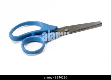 Aufnahme einer blauen Metallschere, die auf einer weißen Oberfläche liegt und die Klingen und Griffkurven zeigt. Stockfoto