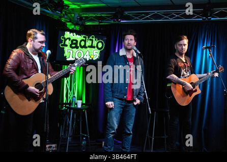 Joseph Milligan, Stephen Christian und Christian McAlhaney von Anberlin treten am 23. Oktober 2013 im Radio 104's Performance Theatre in Bala Cynwyd auf Stockfoto