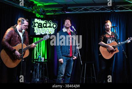 Joseph Milligan, Stephen Christian und Christian McAlhaney von Anberlin treten am 23. Oktober 2013 im Radio 104's Performance Theatre in Bala Cynwyd auf Stockfoto