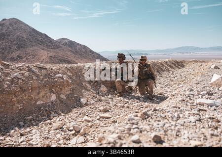 Lt. Alex Willbanks, ein gebürtiger Georgia, Platoon Commander, links, und Lance CPL. Nicolas Friasvera, ein kalifornischer Transmissi Stockfoto